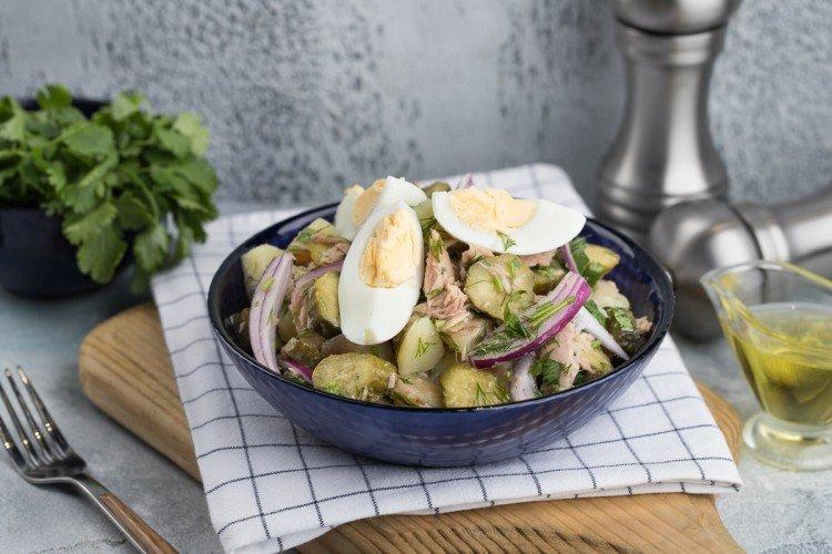 Kartoffelsalat mit Eiern und Thunfisch
