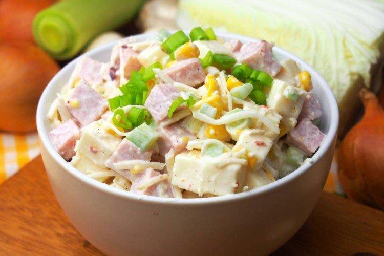 Salat mit Eiern, Wurst und Suluguni