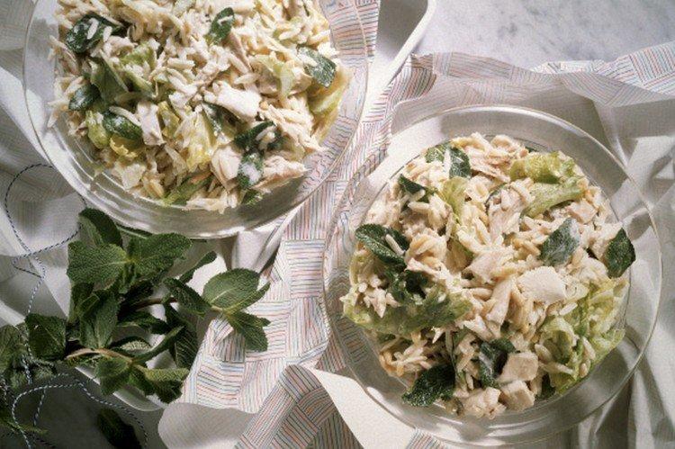 Salat mit Eiern und geräuchertem Hähnchen