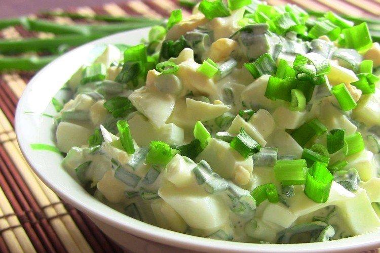 Salat mit Eiern und marinierten Zucchini