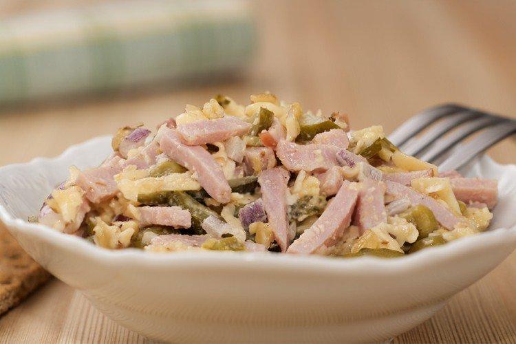 Salat mit Eiern, Schinken und Gewürzgurken