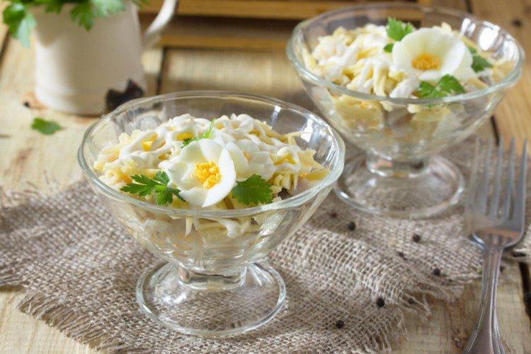 Salat mit Eiern, Hering und Käse