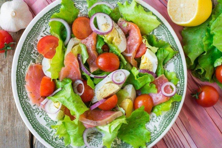 Salat mit Eiern und Rotfisch