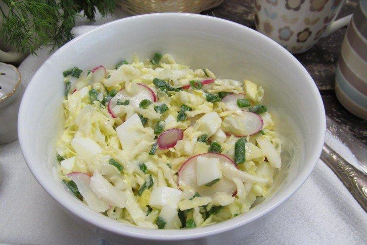 Salat mit Eiern und Kohl