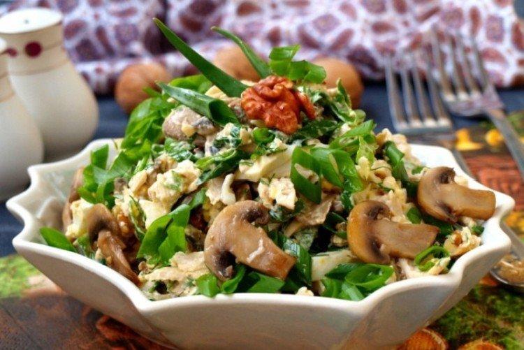 Salat mit Eiern und Pilzen