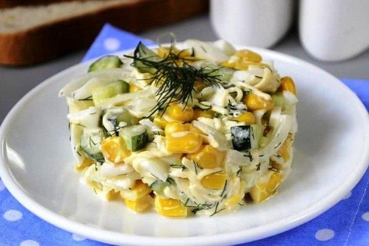 Salat mit Eiern und Tintenfisch
