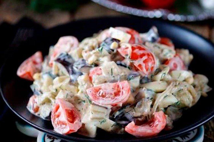 Salat mit Eiern und Tomaten