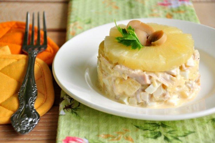 Salat mit Eiern, Pilzen und Ananas