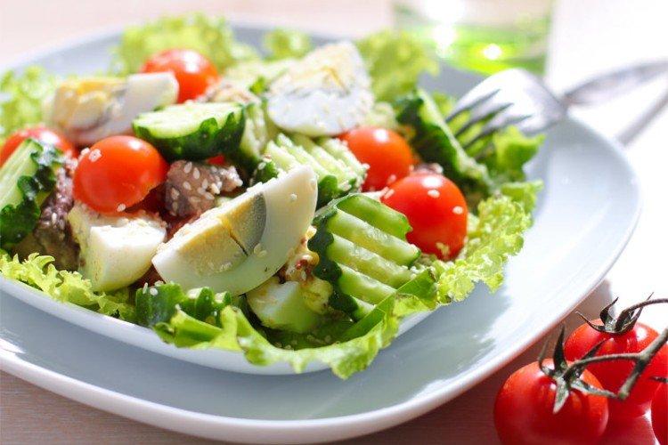Salat mit Eiern, Thunfisch und Gemüse