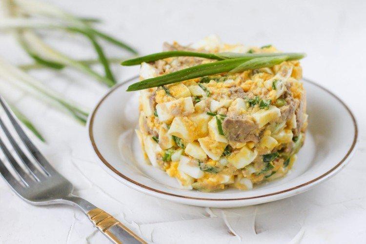 Salat mit Eiern und Dorschleber