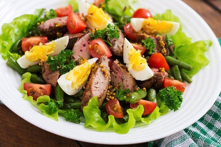 Salat mit Eiern und Hühnerleber