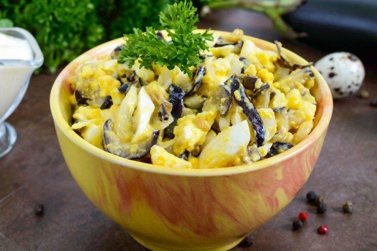 Salat mit Eiern und Auberginen