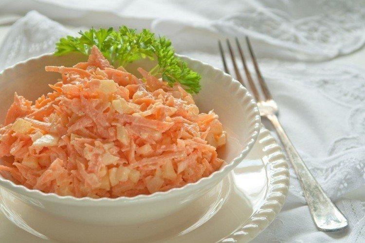 Salat mit Eiern und Karotten