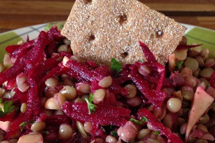 Ensalada de remolacha cocida, lentejas y cacahuetes
