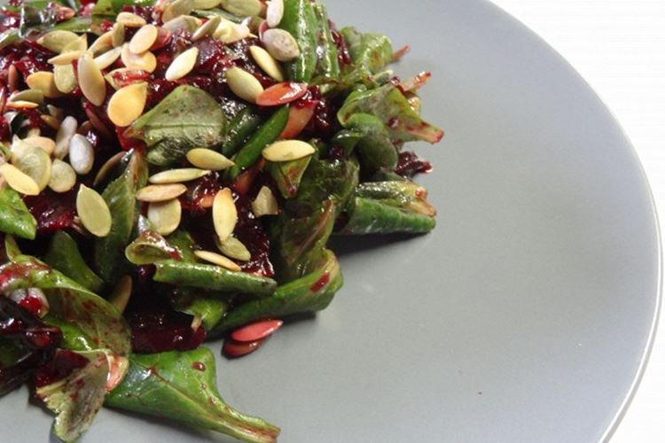 Ensalada de remolacha cocida con canónigos