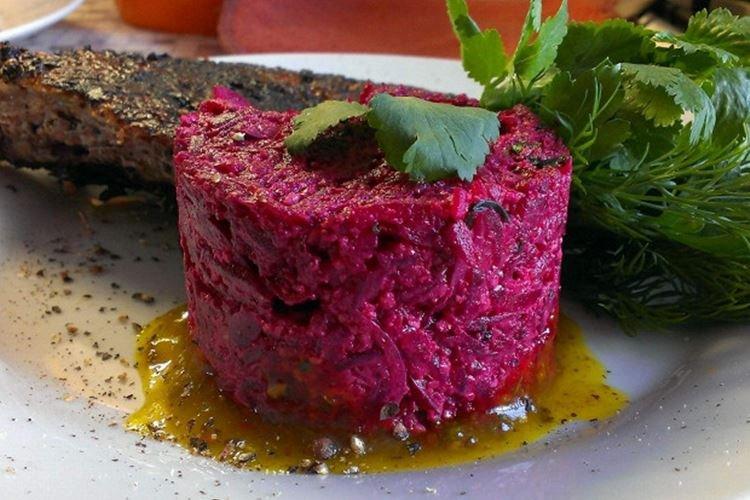 Ensalada de remolacha cocida al estilo georgiano