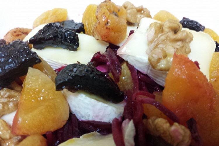 Ensalada dulce de remolacha y queso brie
