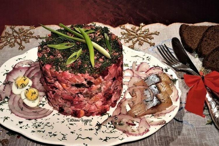 Ensalada con carne, arenque y remolacha