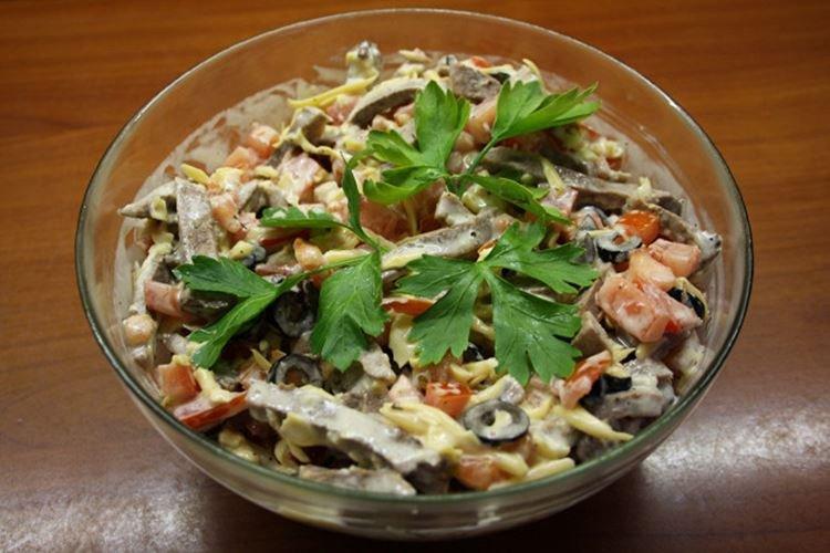 Ensalada con lengua de res, tomates y queso