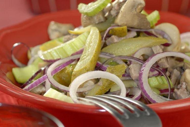 Ensalada con lengua de res y champiñones encurtidos