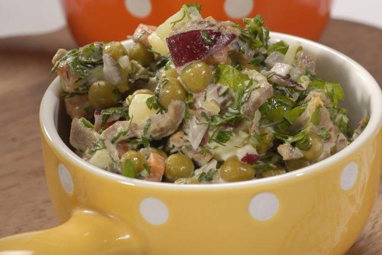 Ensalada con lengua de res, patatas y zanahorias
