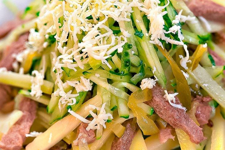Ensalada con lengua de res, apio y brotes
