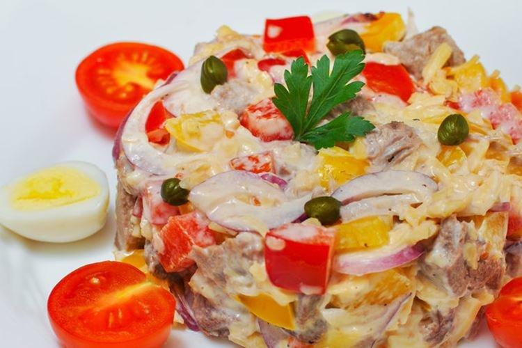 Ensalada con lengua de res y pimiento