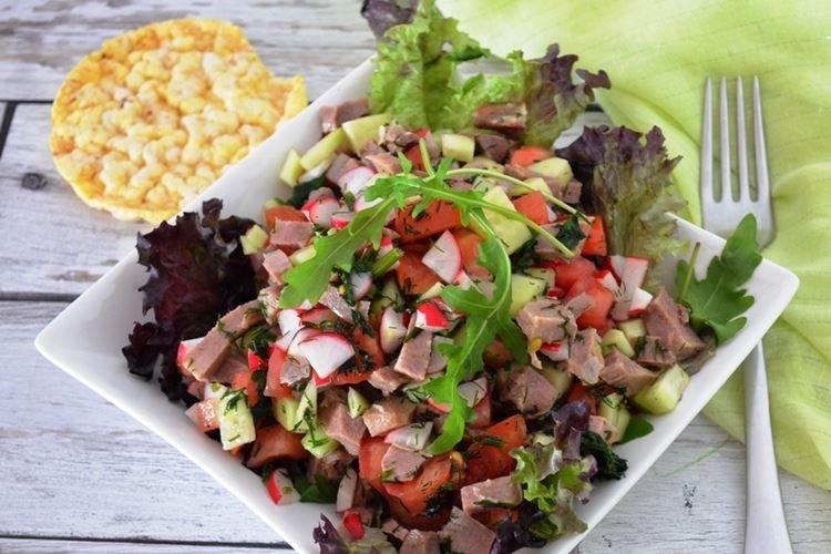 Ensalada con lengua de res y rábano
