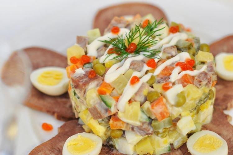 Ensalada con lengua de res y piña