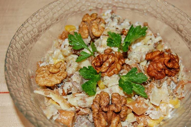 Ensalada con lengua de res y crepes de huevo