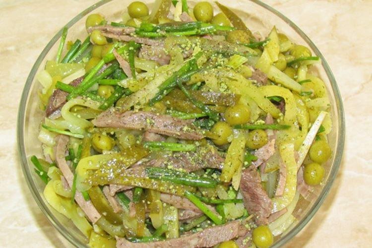 Ensalada con lengua de res, guisantes y pepinillos