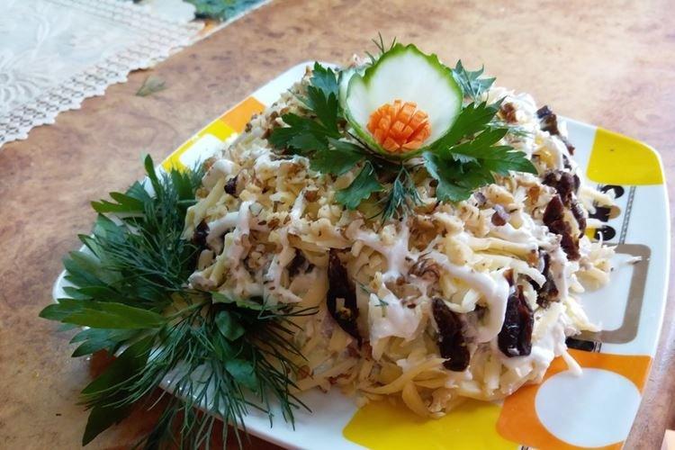 Ensalada con lengua de res y ciruelas pasas