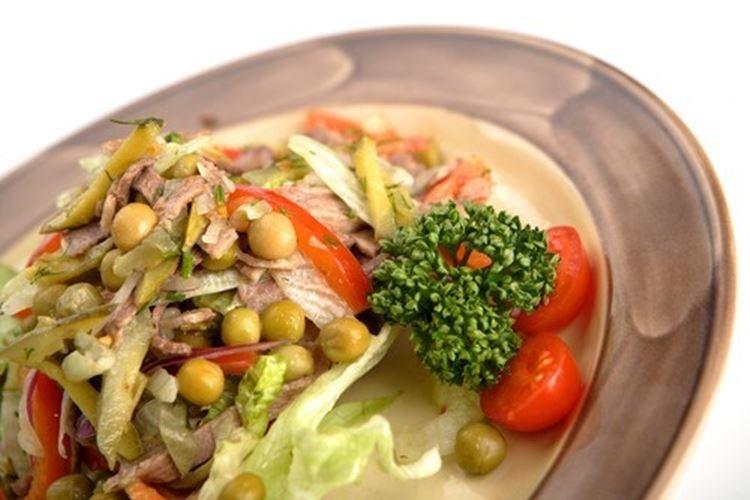 Ensalada con lengua de res, jamón y col