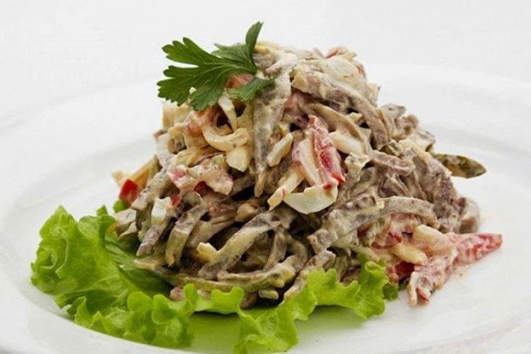 Ensalada con lengua de res y picatostes