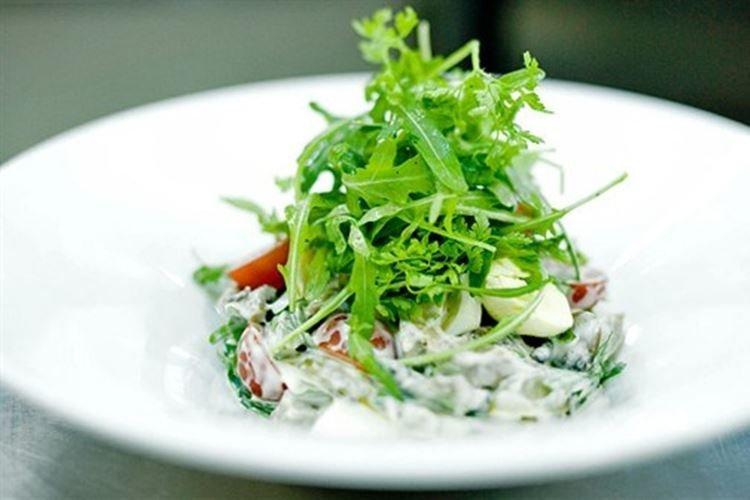 Ensalada con lengua de res y surtido de champiñones
