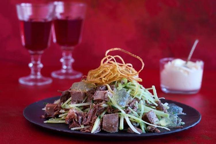 Ensalada con lengua de res y rábano