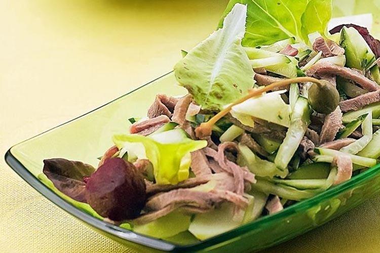 Ensalada con lengua de res y manzanas