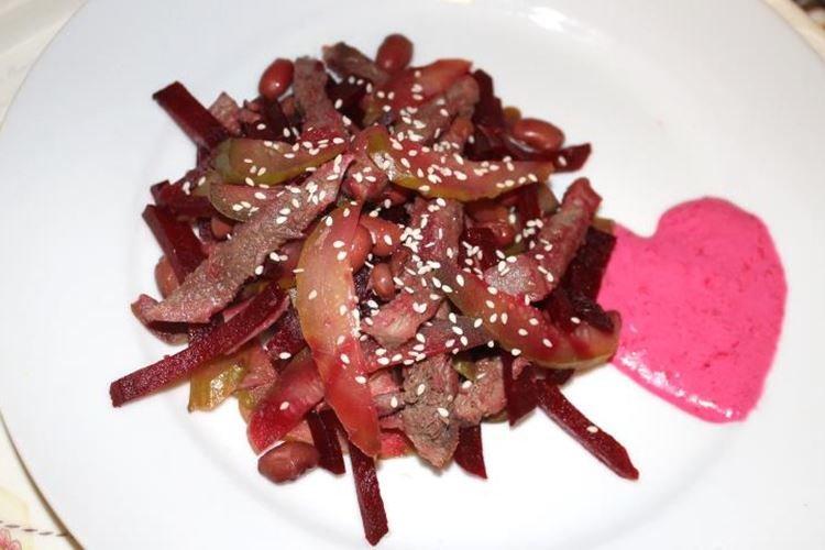 Ensalada con lengua de res y remolacha
