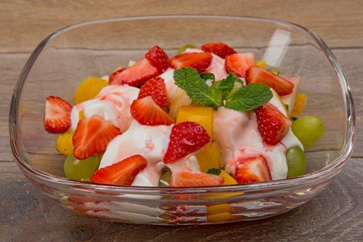 Ensalada de frutas con duraznos y uvas
