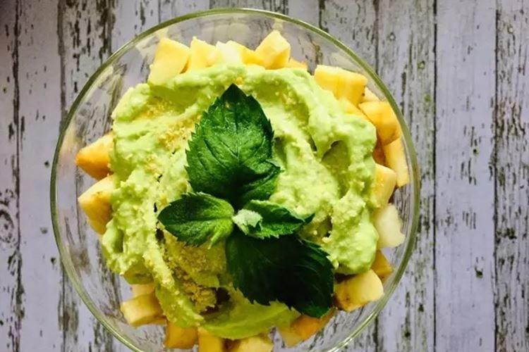 Ensalada de frutas con aguacate