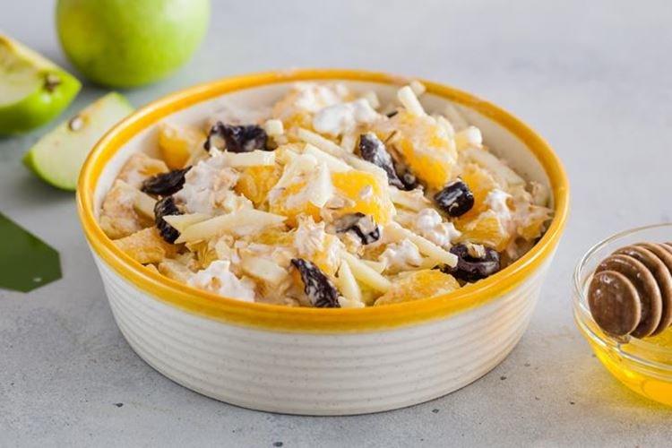 Ensalada de frutas con copos de avena