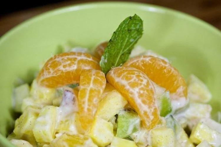 Ensalada de frutas con piña, menta y canela