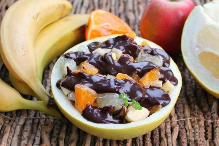 Ensalada de frutas con chocolate casero