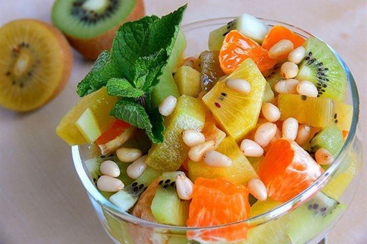Ensalada de frutas con dos tipos de kiwi