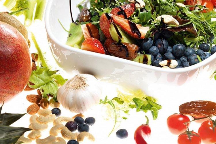 Ensalada de frutas con verduras y balsámico