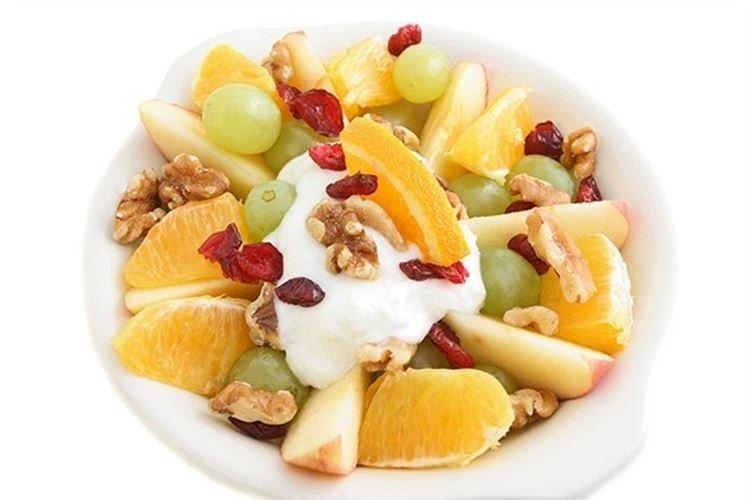 Ensalada de frutas con frutos secos y nueces
