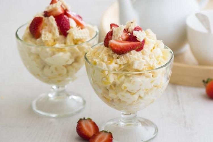 Ensalada de frutas con mango y queso fresco