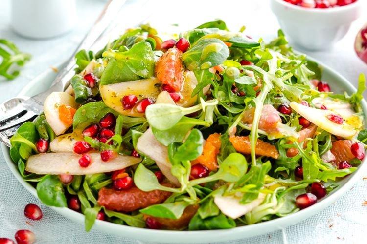 Ensalada de frutas con pomelo y rúcula