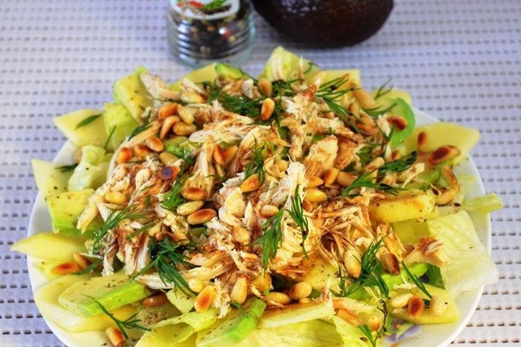 Salat mit Äpfeln, Huhn und Avocado