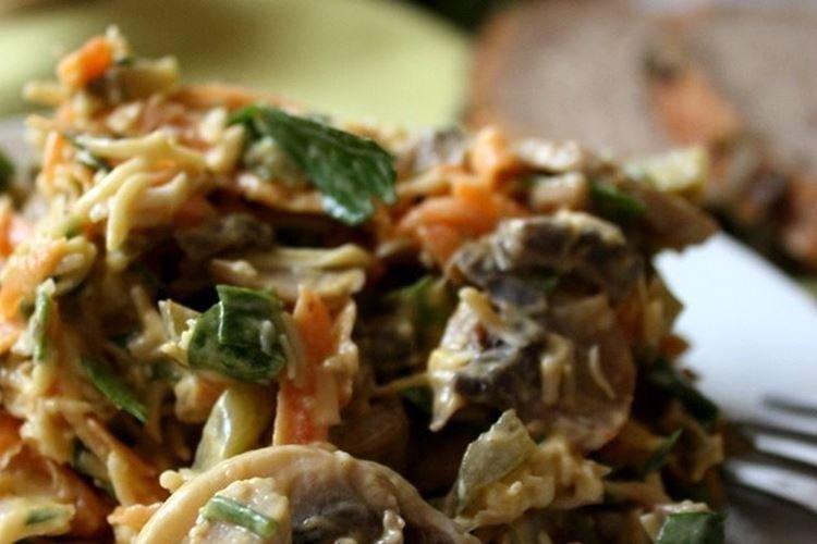 Ensalada de champiñones, queso y zanahoria